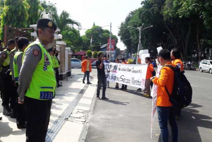 Tuntut Pendidikan Gratis, Mahasiswa Demo DPRD Gresik