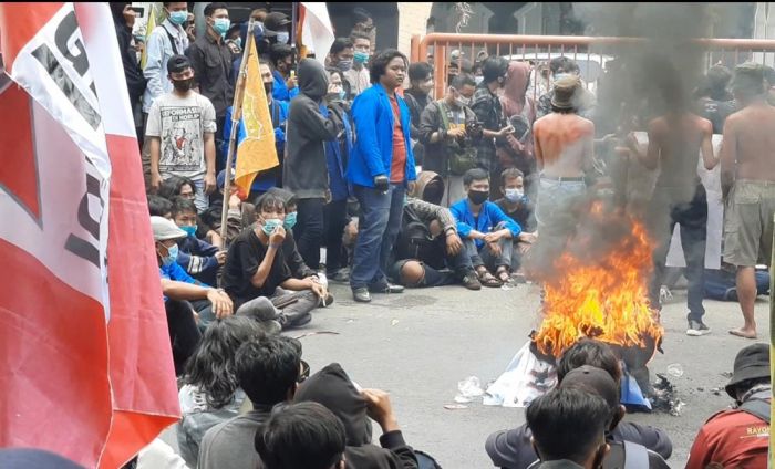 Demo Tolak UU Omnibus Law di Kediri Berlangsung Tegang, Massa Ajukan 5 Tuntutan