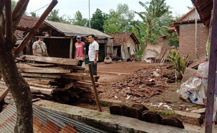 Satu Rumah di Probolinggo Roboh Disapu Angin Kencang