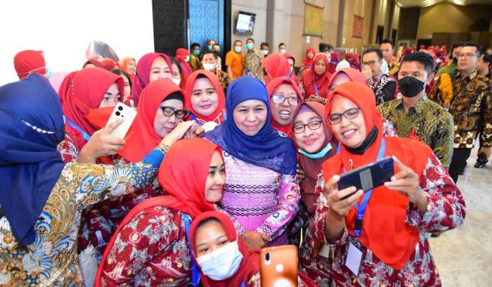 Peringati Hari Bidan Nasional, Gubernur Khofifah: Momentum Perkuat Sinergi Turunkan AKI dan AKB