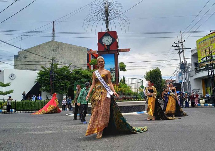 Tulungagung Internasional Batik Carnival, Miss Universe Switzerland Gunakan Busana Khas Indonesia