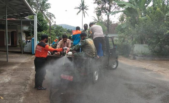 Sinergi dengan Relawan, Anggota Koramil 0801/Pacitan Lakukan Penyemprotan Disinfektan