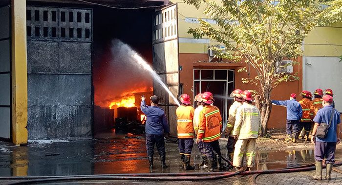 Gudang Pengolahan Limbah B3 di Jalan Lingkar Timur Sidoarjo Terbakar