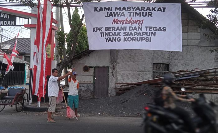 Masyarakat Lumajang Bentangkan Spanduk Dukung Kinerja KPK