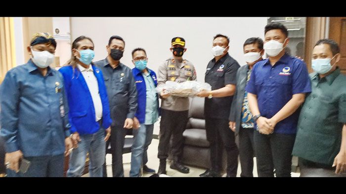 Bangun Sinergitas, Ketua Nasdem Gresik Ucapkan HUT ke-75 Polri Sambil Bawa Tumpeng ke Mapolres