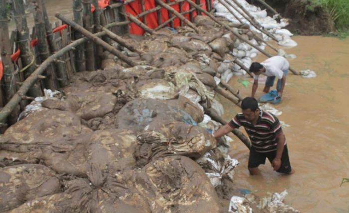 Tanggul Jebol, Banjir Terjang Perkampungan Desa Mojoagung Nganjuk