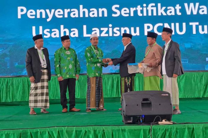 Konfercab VII PCNU Tuban, LWPNU Serahkan Sertifikat Wakaf kepada Pengurus MWC