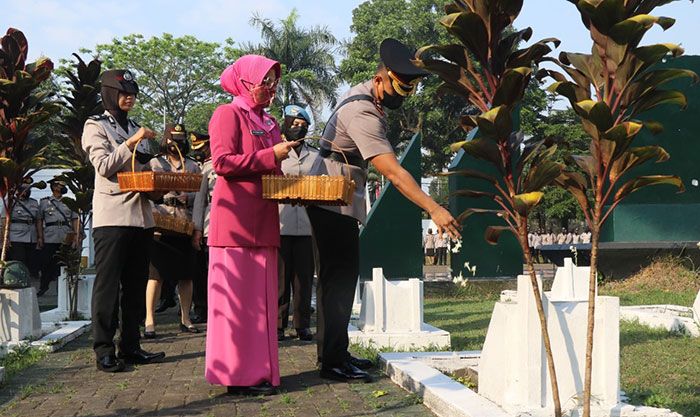 Peringati Hari Jadi ke-74 Polwan, Polres Malang Gelar Ziarah dan Tabur Bunga di TMP Prayuda Nirmala