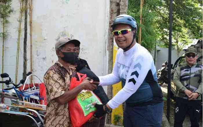 Jajaran Forkopimda Sidoarjo Gowes Bersama dan Lakukan Aksi Peduli Bagi-bagi Sembako