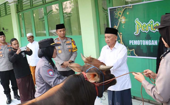 Kapolres Mojokerto Kota Serahkan Hewan Kurban ke Kantor PCNU