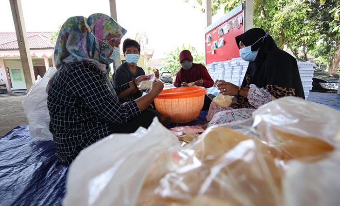 Dibantu Emak-Emak, Tagana Kediri Sediakan Kebutuhan Pangan Warga yang Jalani Micro Lockdown