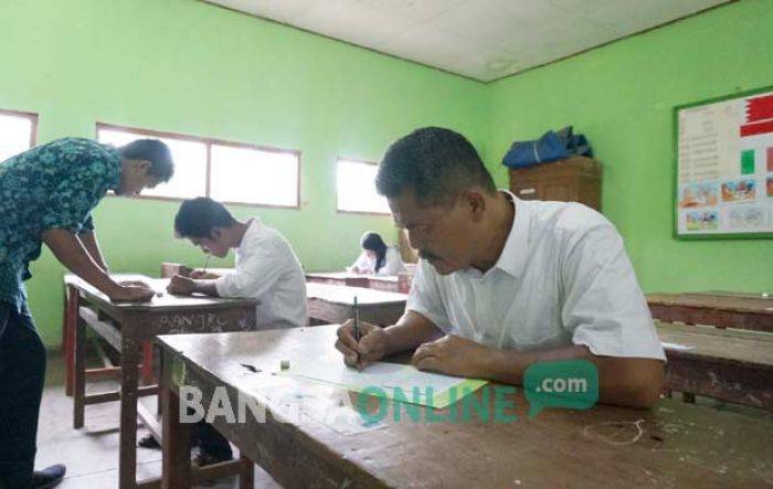 Berusia 55 Tahun, Tukang Jahit ini masih Semangat Ikuti Ujian Paket A