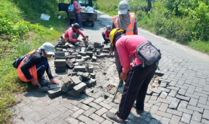 DPUTR Gresik Mulai Perbaiki Kerusakan Jalan Mengare