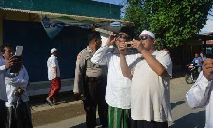 ​Jadi Khotib Salat Gerhana Matahari, Wabup Gresik Minta Warga Istighfar