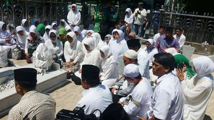 ​Terbiasa Ziarah ke Makam Sunan Ampel, Khofifah Jalankan Tradisi NU