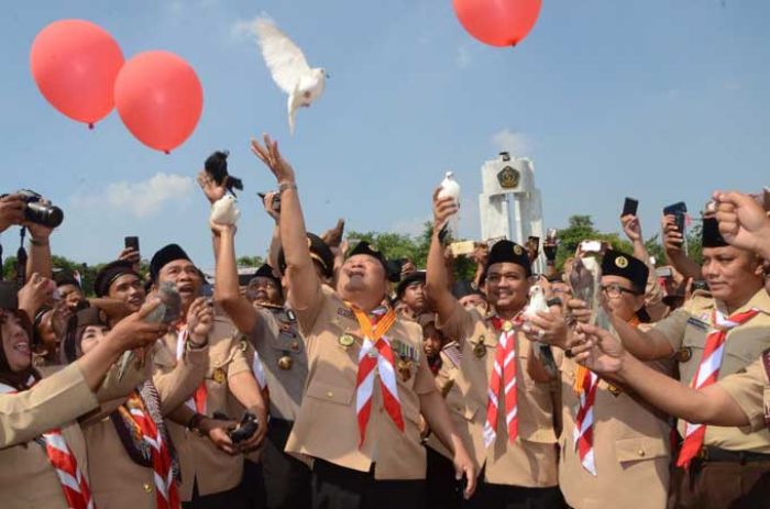 Berharap Perdamaian Dunia Terjaga, Pramuka Sidoarjo Lepas Puluhan Merpati