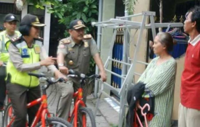 Sambil Bersepeda, Kapolsek Gayungan Beri Penyuluhan ke Warga Ketintang tentang Kamtibmas