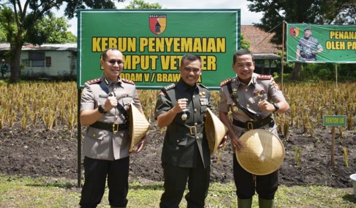 Kapolres Batu Tanam Rumput Vetiver Bersama Pangdam V/Brawijaya