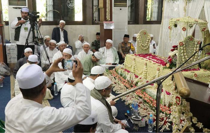 Puluhan Ribu Jemaah Hadiri Haul Alhabib Abu Bakar Assegaf ke-69 di Masjid Jamik Gresik