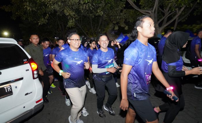 Pj Wali Kota Batu Hadir di Tengah Ribuan Pelari yang Meriahkan Dino Night Run Season 2 JTP Grup 