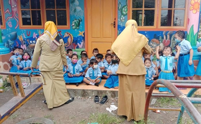 Gegara Gedung PAUD dan TK di Probolinggo Disegel Warga, 83 Murid Belajar di Luar Kelas