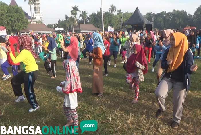 Ribuan Warga Jombang Melakukan Senam Gayung