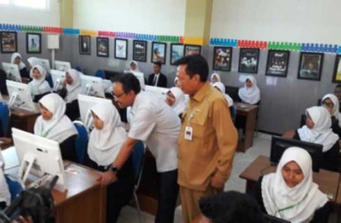 Wagub Jatim Pastikan Hari Pertama UNBK SMA se-Jatim Aman dan Lancar