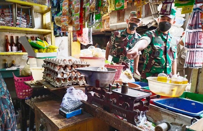 Pastikan Harga Minyak Goreng Curah Stabil, Dandim 0830/Surabaya Utara Sidak Pasar