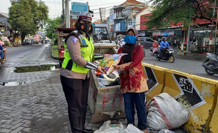 Bantu Warga Terdampak Covid-19, Satlantas Polres Gresik Bagikan Sembako