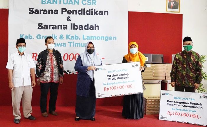 SIG Salurkan Bantuan 30 Laptop dan Dana Pembangunan Sarana Pendidikan