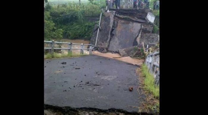 Pasca Ambrolnya Jembatan di Gending, Pemkab Probolinggo Buat Jembatan Darurat