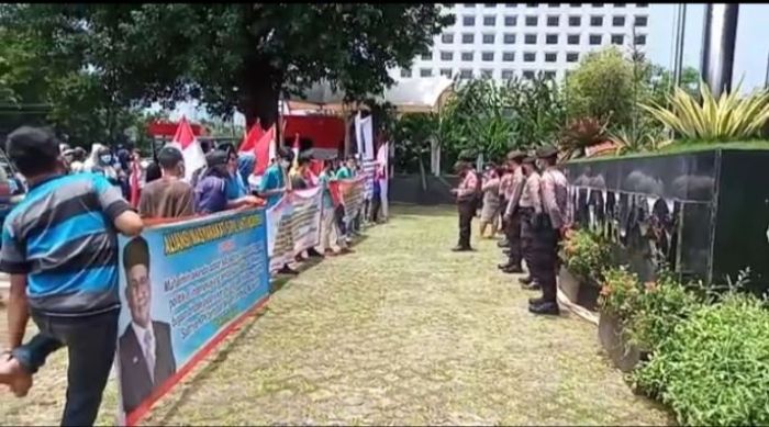 Pakai Topeng Cak Imin, Massa Demo Desak KPK Usut Dugaan Korupsi Ketum PKB