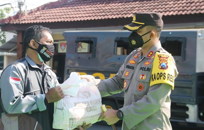 Polres Ngawi Bagikan Bansos kepada Yatim Piatu, Pengemudi Ojol, dan Tukang Becak