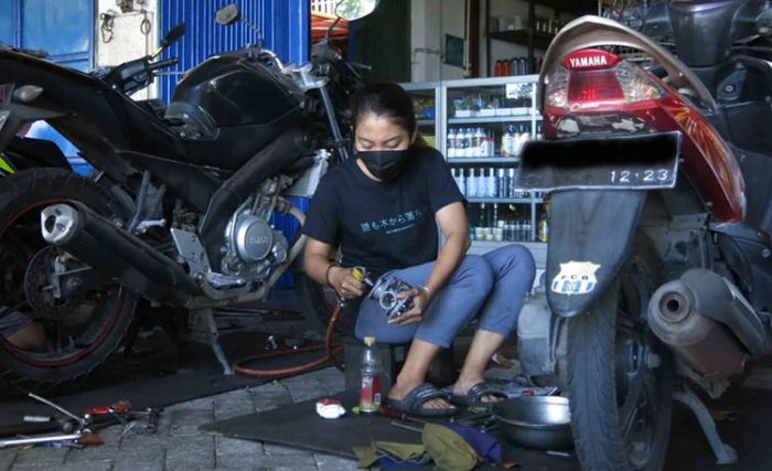 Masih SMK, Mekanik Cantik Asal Sidoarjo Ini Jago Utak-atik Mesin