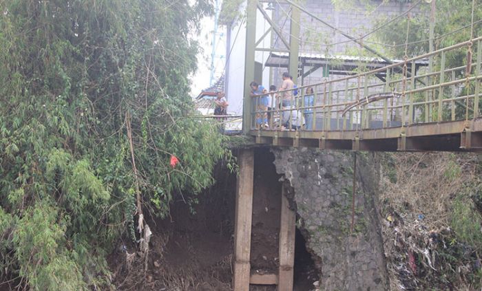 ​Jembatan di Bulusari Gempol Ambrol, Sejumlah Warga Terisolir