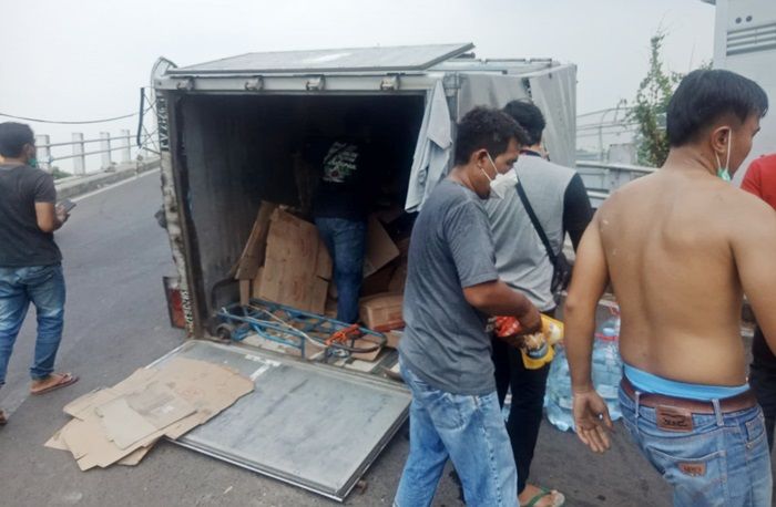 Tiba-Tiba Boks Terlepas, Truk Muat Galon Air Mineral di Sidoarjo​ Alami Kecelakaan