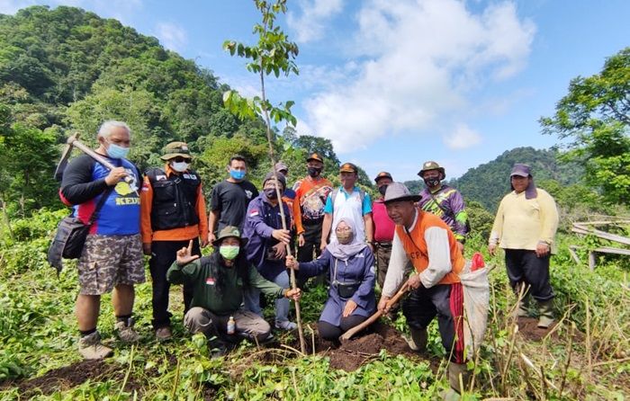 ​Gandeng ARPLH Kediri, LAZ Al Azhar Tanam 400 Pohon di Lereng Kelud