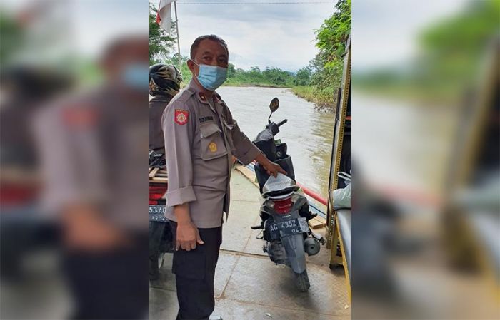 Seorang Lelaki Nekat Lompat ke Sungai Brantas dari Atas Perahu Penyeberangan Tulungagung - Blitar