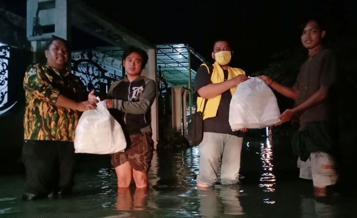 Golkar Pasuruan Bagikan Nasi Bungkus untuk Korban Banjir