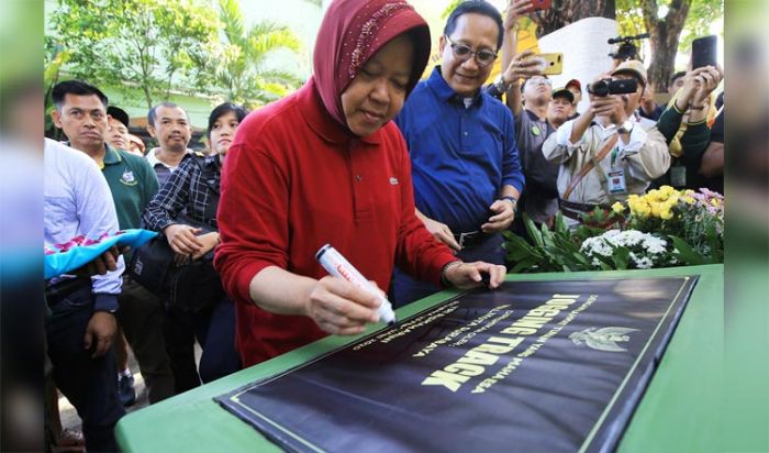 Sehatkan Warga Surabaya, Risma Resmikan Jogging Track di KBS