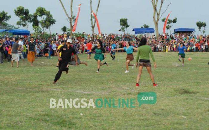 Pertandingan Sepak Bola Tim Waria Vs Tim Kartar di Desa Banyuarang Jombang Bikin Terpingkal-pingkal