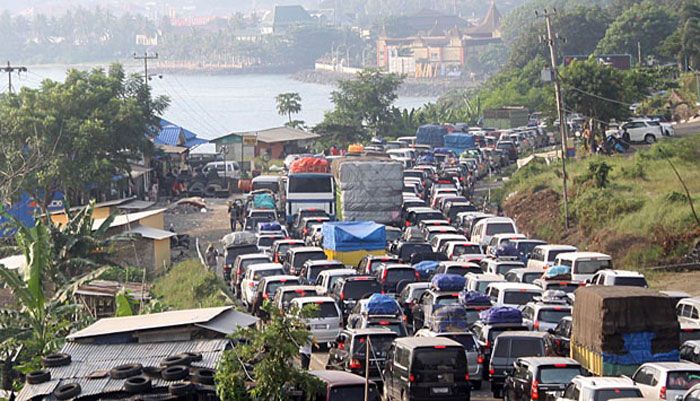 ​Jalur Nasional Banyuwangi-Jember Macet Total Akibat Ulah Pedagang Nekat Jualan di Pinggir Jalan