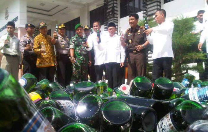 Kejari Sumenep Musnahkan BB 1.250 Botol Miras dan 90,2 Gram Narkoba