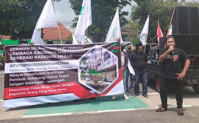 Tuntut Pemkab Jombang Segera Sikapi Temuan BPK Terkait Aset Milik Daerah, Puluhan Massa Unjuk Rasa