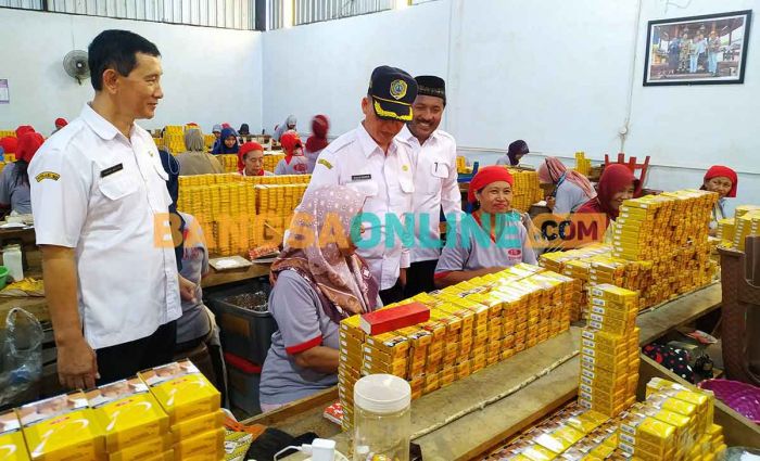 Dinsos Tulungagung Salurkan BLT DBHCHT ke Ratusan Karyawan dan Buruh Pabrik Rokok