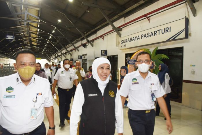 Gubernur Khofifah Tinjau Puncak Arus Balik di Stasiun Pasar Turi