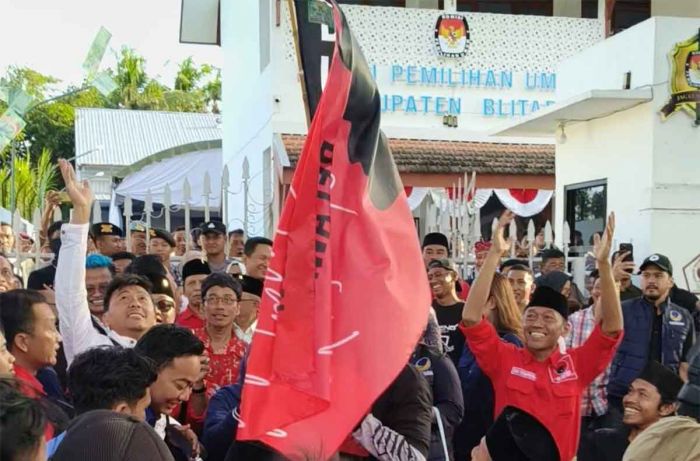 Aksi Tebar Uang di KPU Kabupaten Blitar