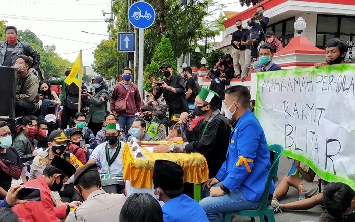 ​Tolak UU Cipta Kerja, Gabungan Mahasiswa Gelar Sidang Rakyat di Depan DPRD Kota Blitar