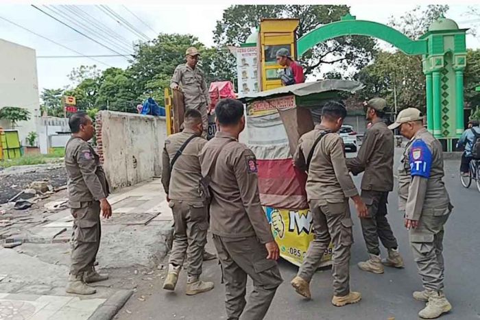 Satpol PP Kota Probolinggo Tindak Tegas PKL yang Masih Berjualan di Trotoar Alun-alun