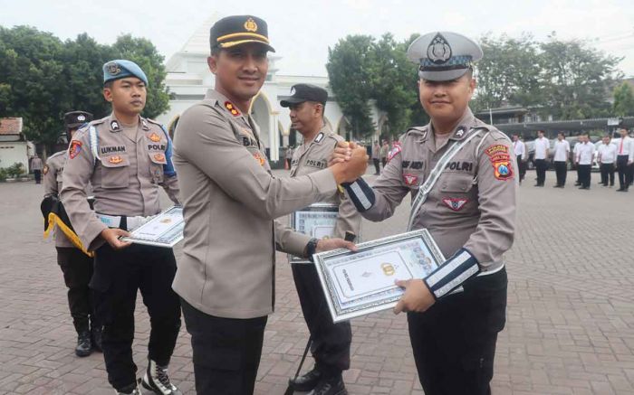 Kapolres Pasuruan Beri Penghargaan untuk 4 Anggota Berprestasi